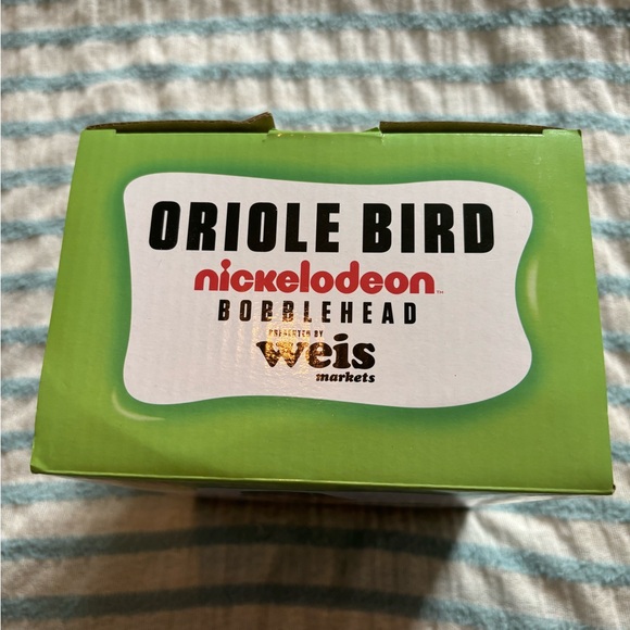 Nickelodeon Oriole bird being slimed - Picture 2 of 5